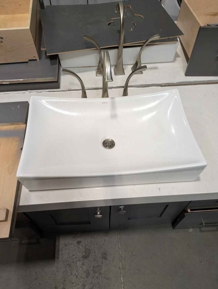 Floating bathroom vanity with quartz top